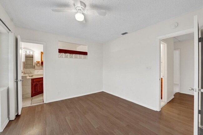 Building Photo - 3 BR / 3 BA + Patio + Parking AVAIL 8/1