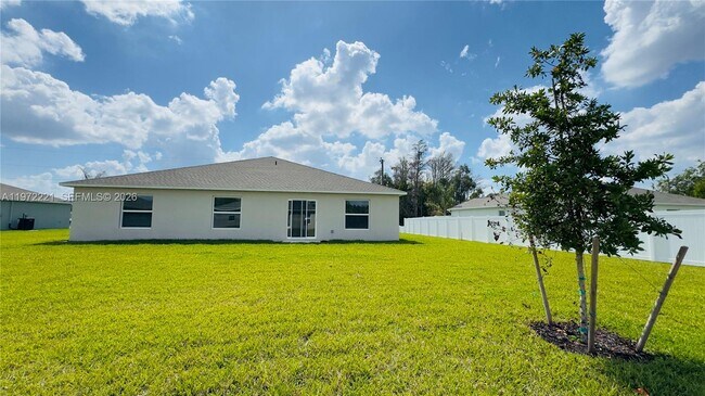 Building Photo - 329 Marta Dr