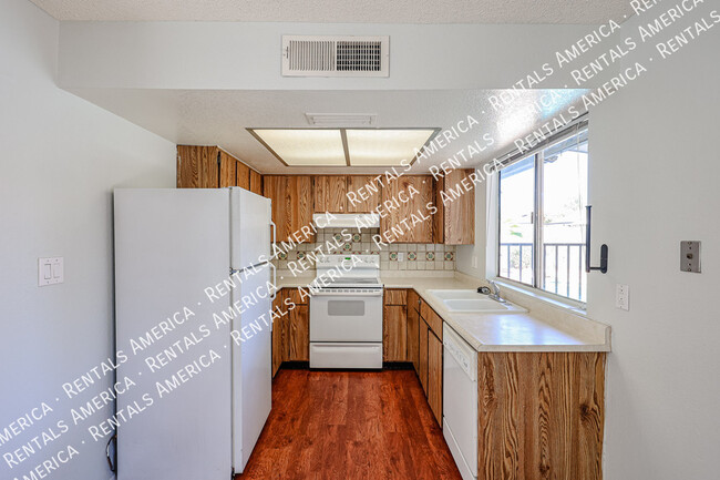 Building Photo - 1480 W Mohawk Ln