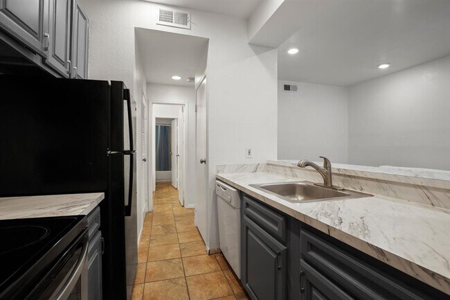 Building Photo - 2217 San Gabriel St