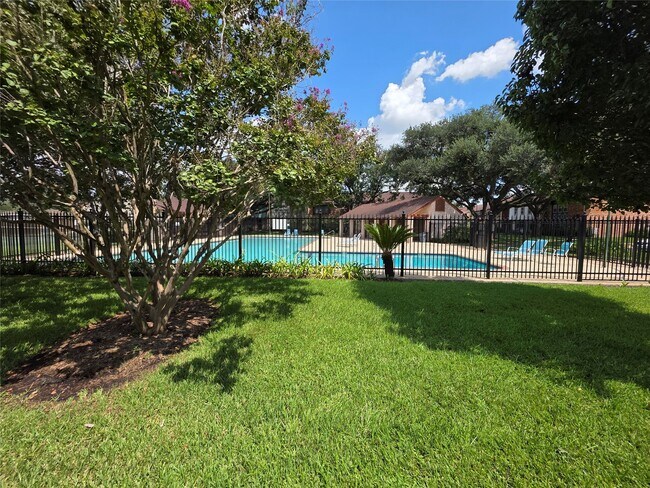 Building Photo - 2316 Shadowdale Dr