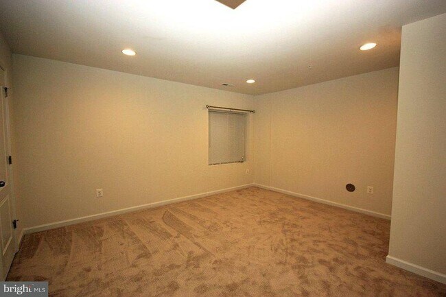 Building Photo - 6282 Newport Ct