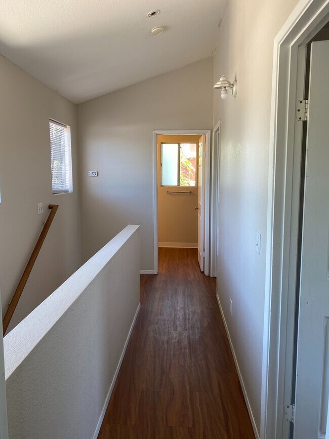 Building Photo - Large House, Close to Campus!!