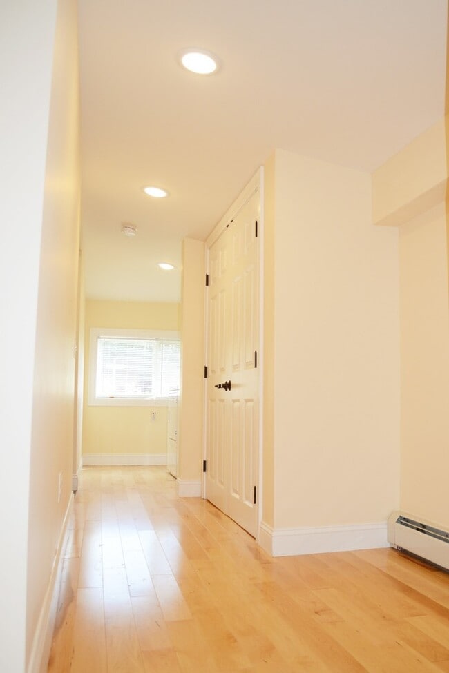 Building Photo - 260 Manhattan Dr