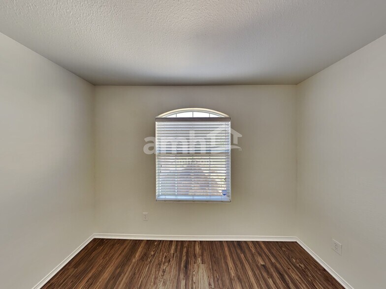 Building Photo - 217 N Willow Way