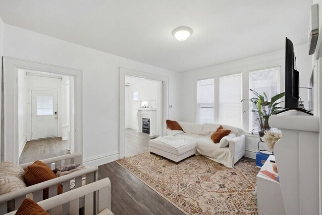 Building Photo - 2209 Summit St