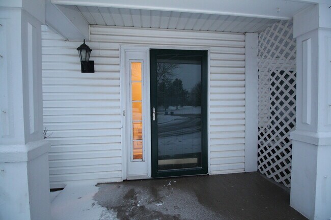 Building Photo - 698 Fieldcrest Dr