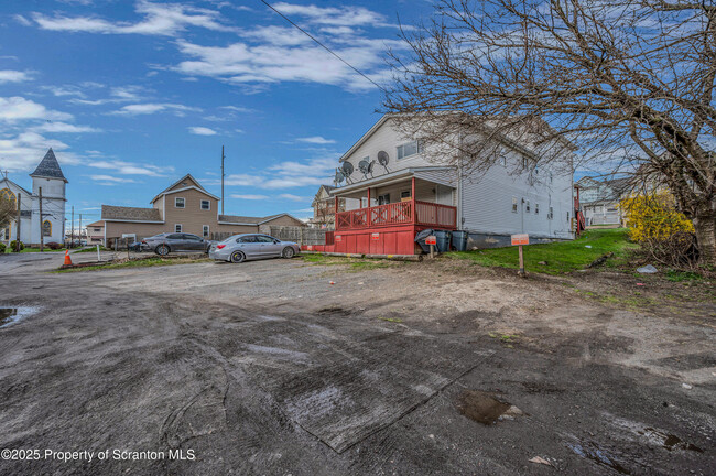 Building Photo - 1418 N Main Ave