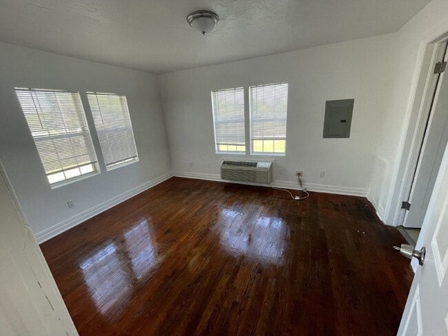 Building Photo - One bedroom apartment near Downtown OKC