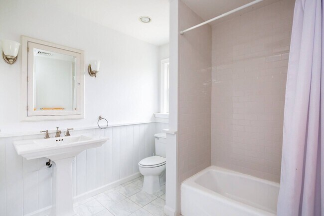 Building Photo - 869 Head of Pond Rd