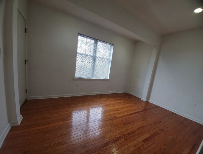 Building Photo - 257 Pleasant St