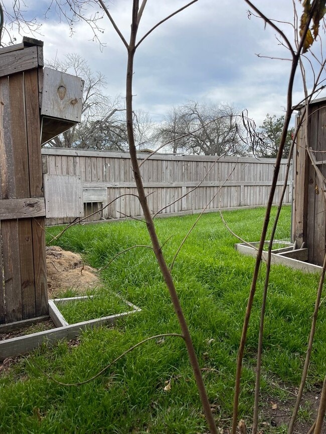 Building Photo - Split level home in West Lampasas