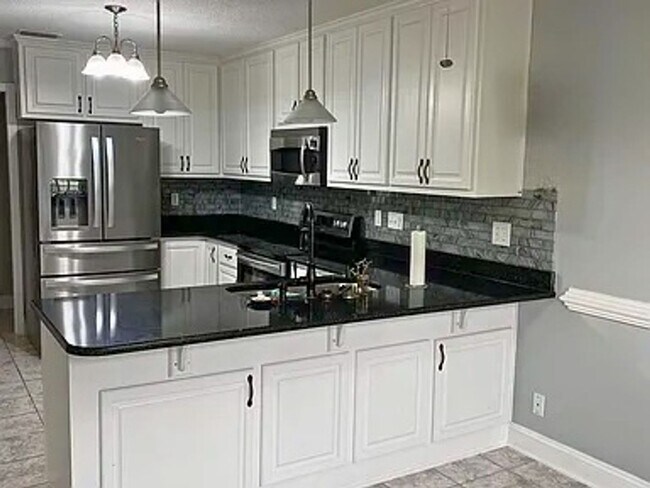 Building Photo - 3/2.5 bath home with large yard!