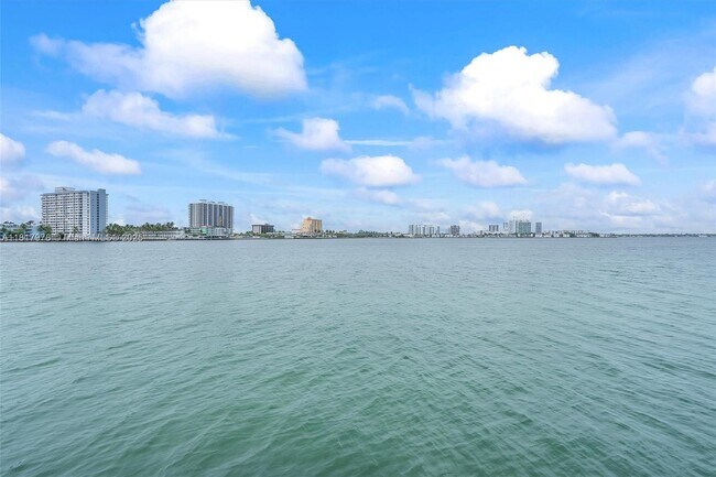 Building Photo - 2250 Bay Dr