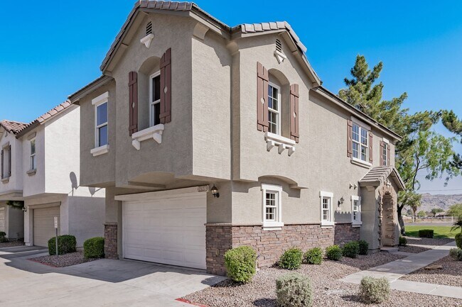 Building Photo - Newly updated townhouse with 2 car garage!