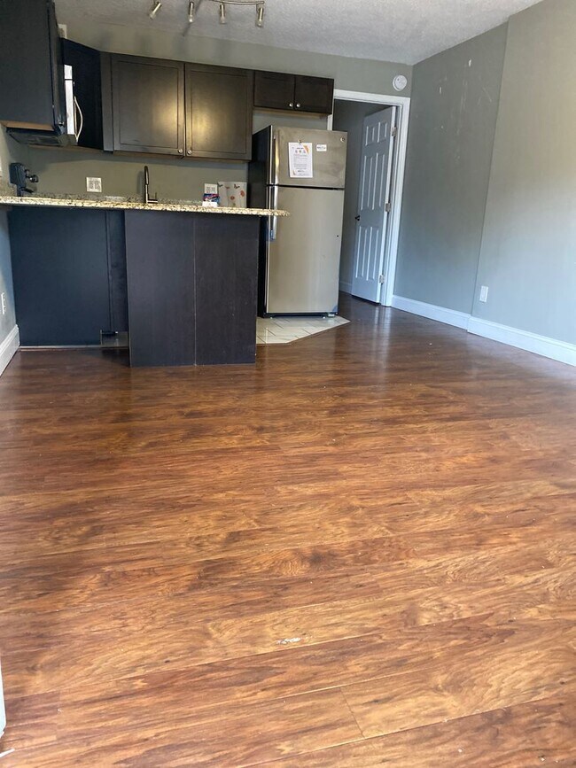 Building Photo - 1BR Condo | In-Unit Laundry, City Views, Walk to UTK