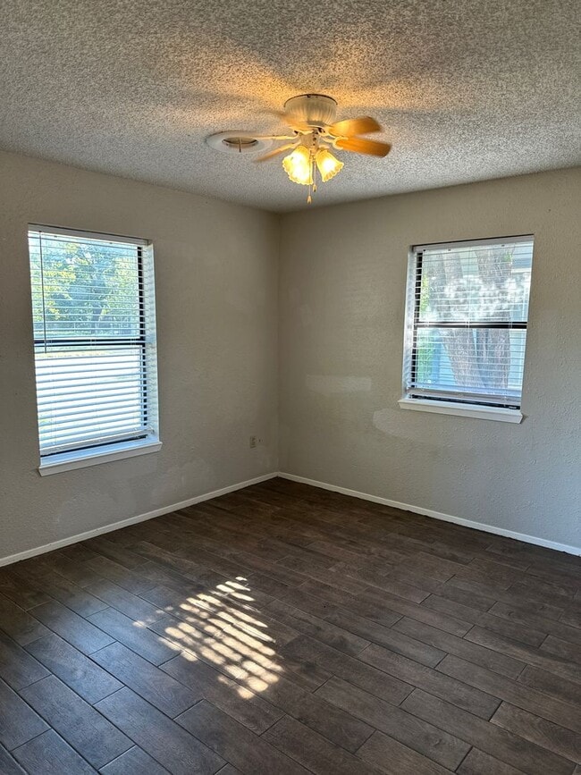 Building Photo - 2 bed 1 bath duplex!