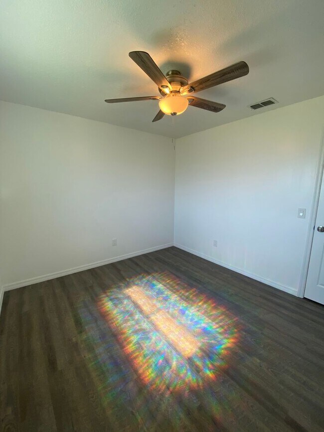 Building Photo - FULLY RENOVATED and spacious 4-bedroom, 2-...