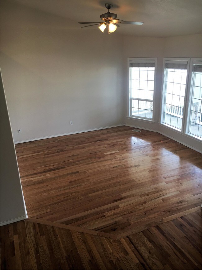 Building Photo - 725 W Ashby Dr