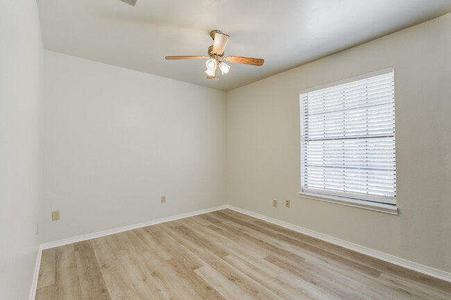 Building Photo - Cozy, Freshly Updated 3-bedroom 2-bathroom...