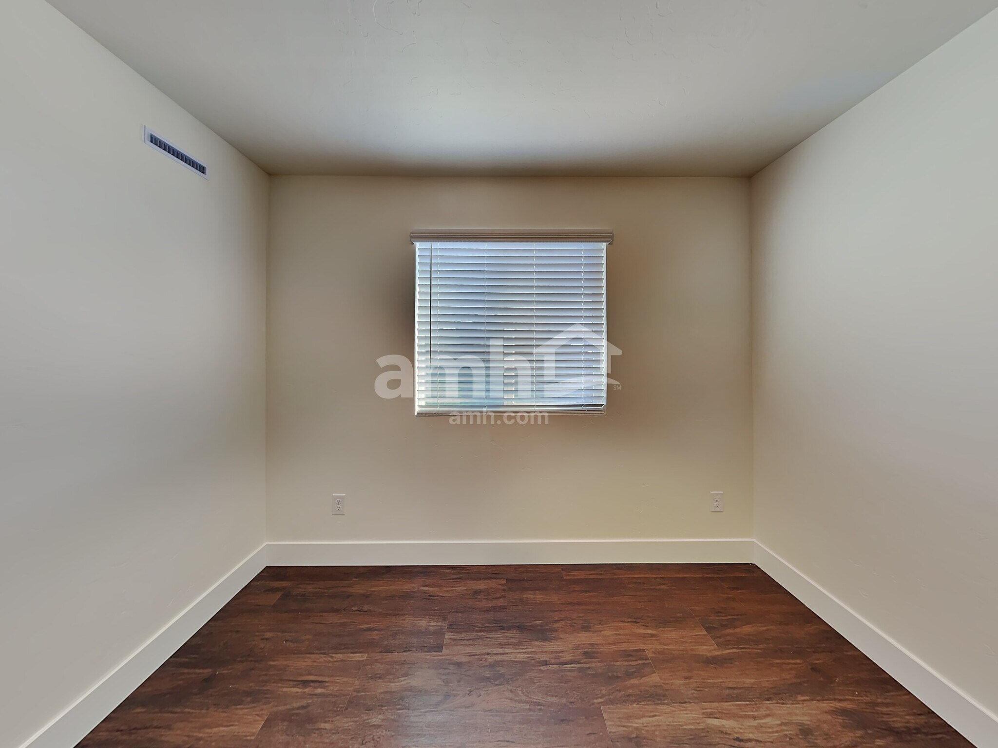 Building Photo - 1350 N Barkvine Ave