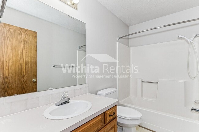 Building Photo - Large 3 bedroom 3 bath home in West Wichita