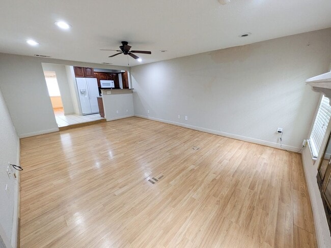Building Photo - 5031 Simpson Ave