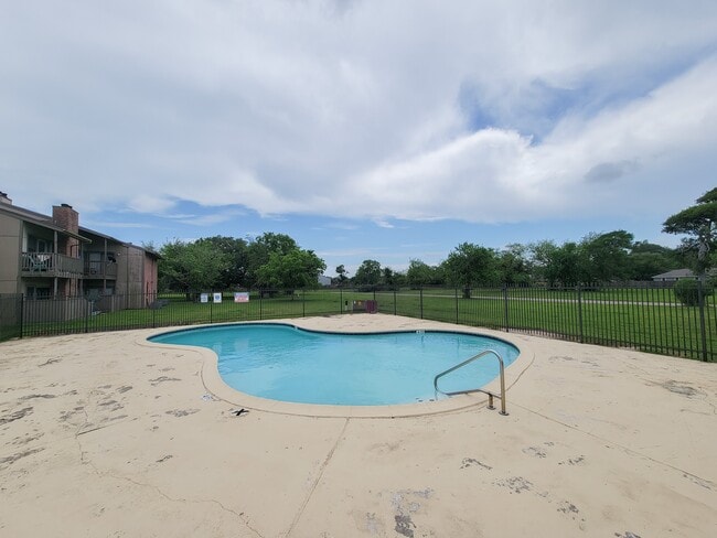 Building Photo - 418 Garland Dr