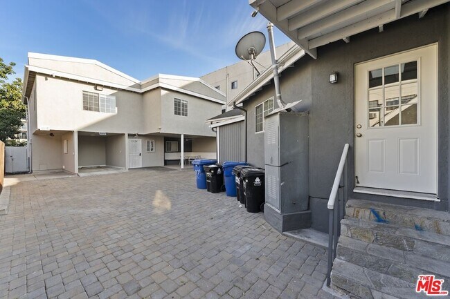 Building Photo - 1128 Irolo St