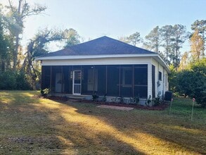 Building Photo - PRIVATE & Spacious 2/1 SE House on 1 Acre w/ Wood Floors, Washer/Dryer, & Screened Porch! Avail N...