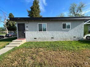 Building Photo - 3040