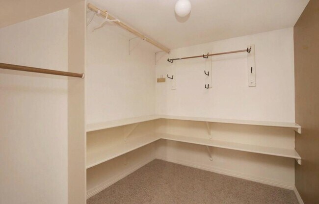 Building Photo - Stylish 3-Bedroom Townhome in Coveted Rive...