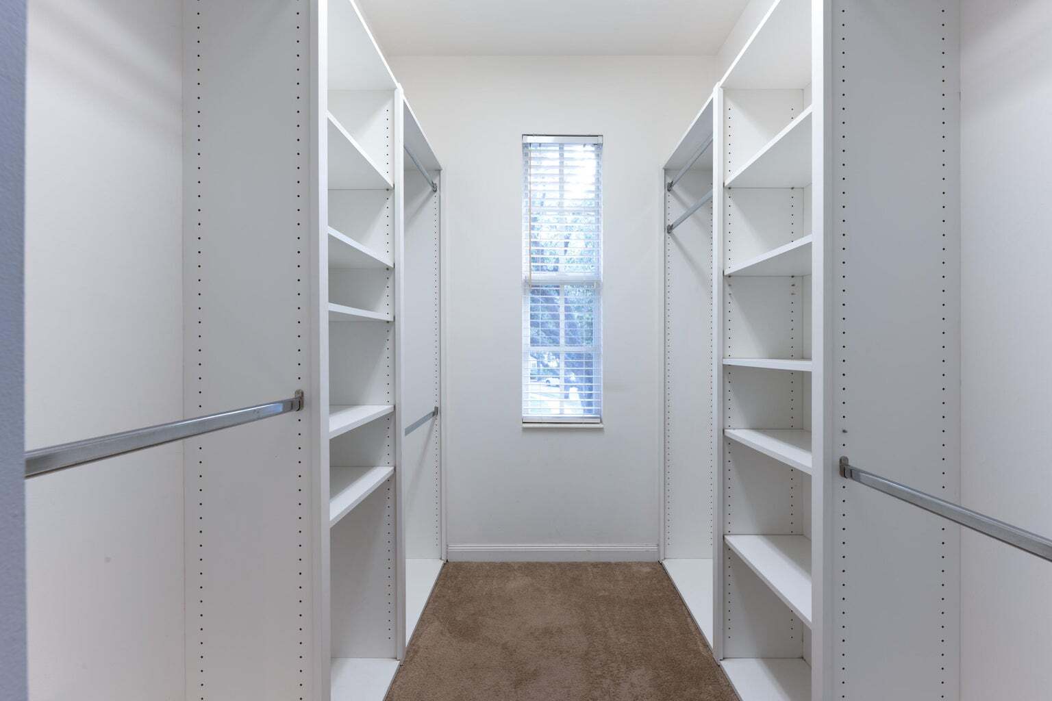 Building Photo - 340 Jacaranda Dr