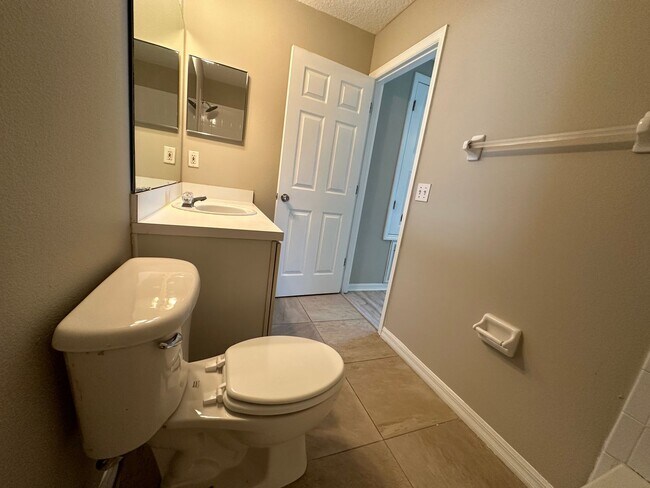 Building Photo - Lovely  3/2.5 Home w/ 2nd floor loft and f...