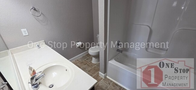 Building Photo - 260 N Pointe Ln