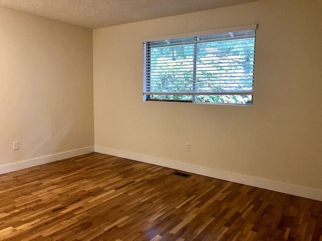 Building Photo - Charming 3 Bedroom in Cottage Lake