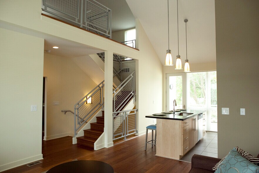 Building Photo - 325 S Poplar St