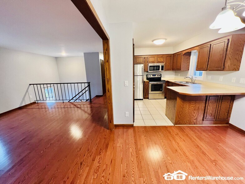 Building Photo - 7575 Lanewood Ln N