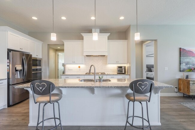 Building Photo - Stunning 5 Bed, 3 Bath Home with a 3 Car Garage