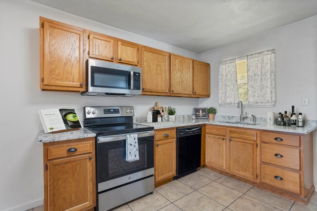 Granite countertops & stainless appliances - 1112 Shellie Ln