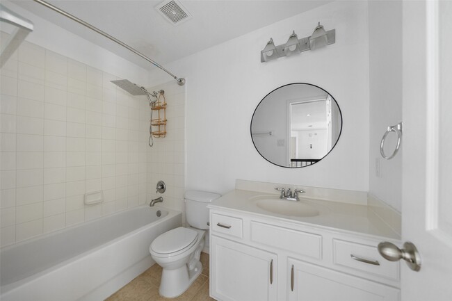 Building Photo - 1922 Lake Grayson Dr