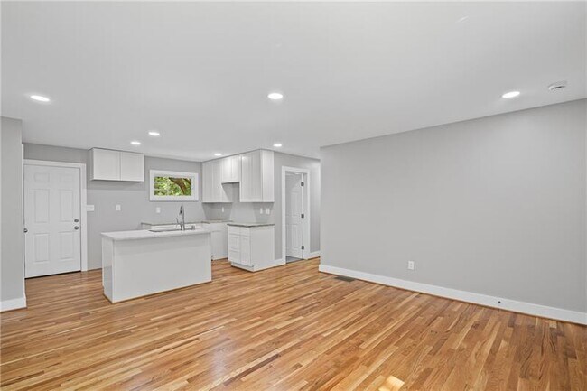 Building Photo - 2889 Macon Dr SE