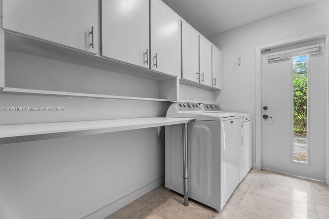 Building Photo - 12120 SW 71st Ct