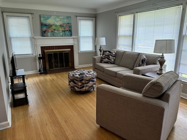 Building Photo - Charming Home in Prime Edina Location