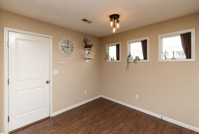 Building Photo - END UNIT!!  3 Bedroom, 2.5 Bathroom Townhome in West Des Moines!