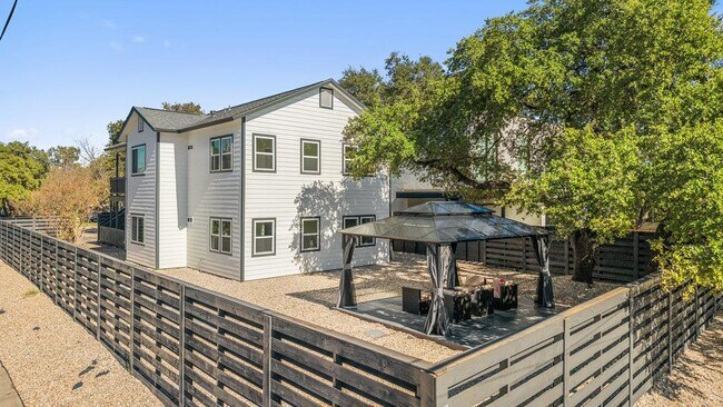 Building Photo - 814 W Mary St