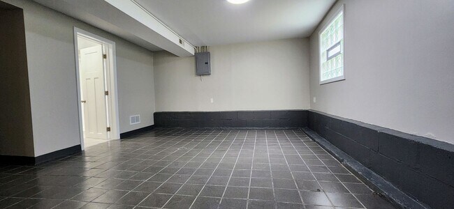 Building Photo - Brand new rehab luxury coach house in Albany Park