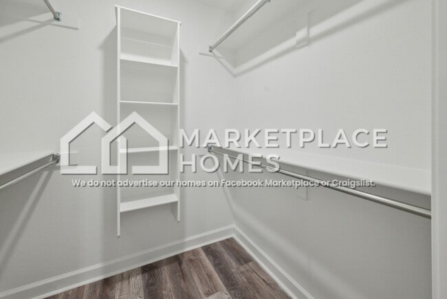 Building Photo - 1402 W 11th St