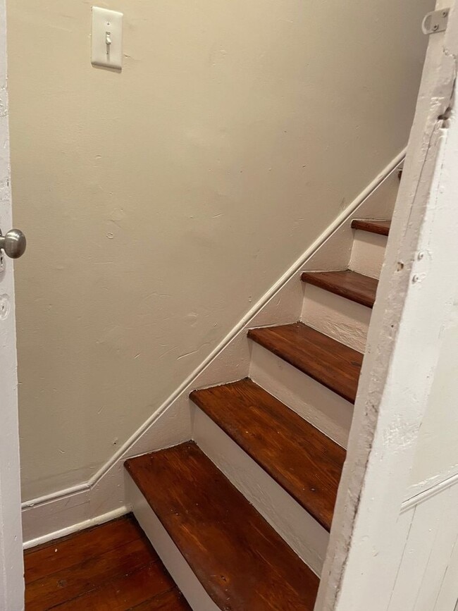 Building Photo - Beautifully  Renovated 2 bed 2 bath Home in Shelby Park!