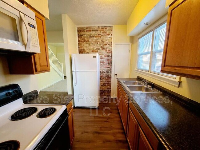 Building Photo - 514 E Oak St